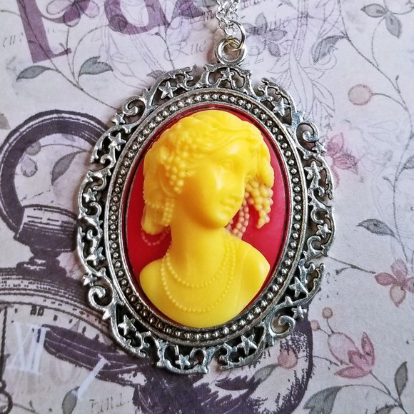 Baroque Vintage - Custom Jewelry - Victorian Retro High-Rise Cameo Necklace of Woman